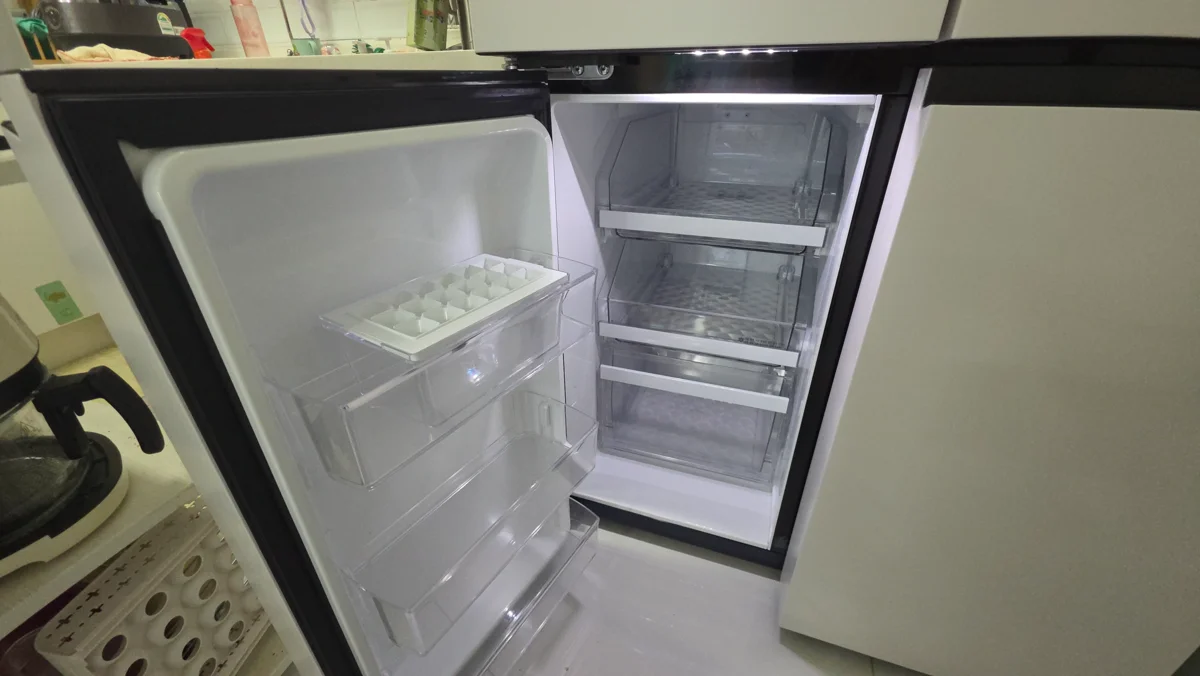 냉동실과 수동 아이스 트레이