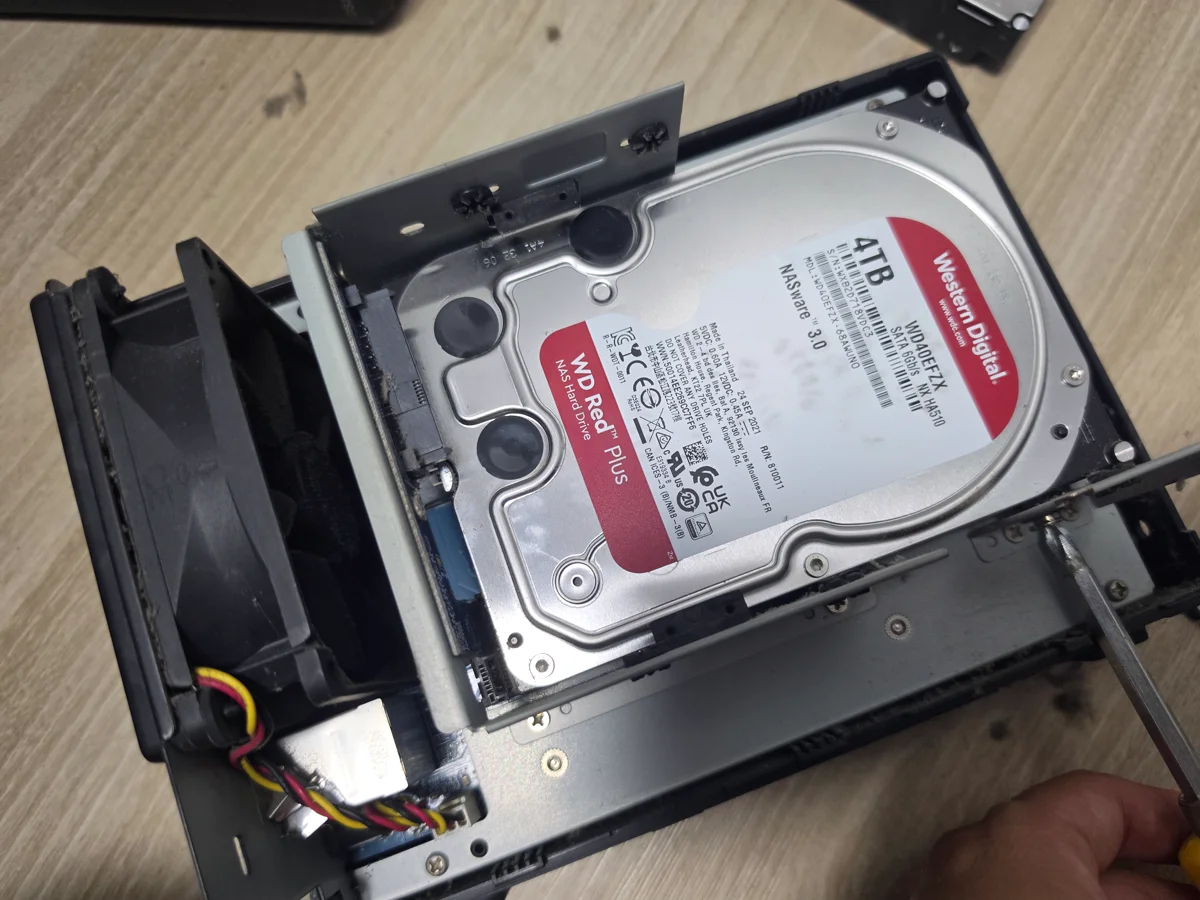 케이지에 WD Red Plus를 고정하는 장면