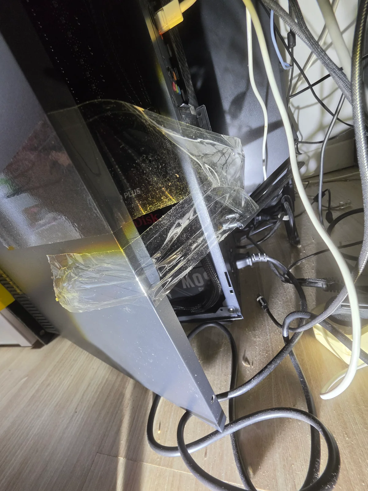 측면 패널을 테이프로 고정한 PC